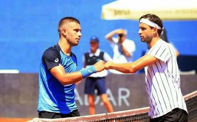 他的两个进 他的两个进